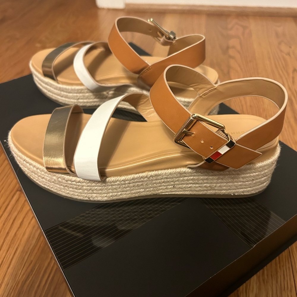 TOMMY HILFIGER Beige 1" Platform Marri Round Toe Wedge Buckle Espadrille Shoes